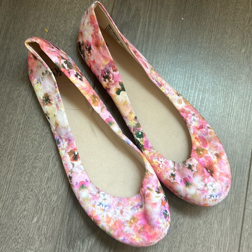 Flat mesh shoes, cute flowery design, never worn, size 6.5